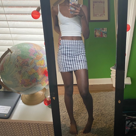 Cute body on mini skirt - Picture 3 of 4